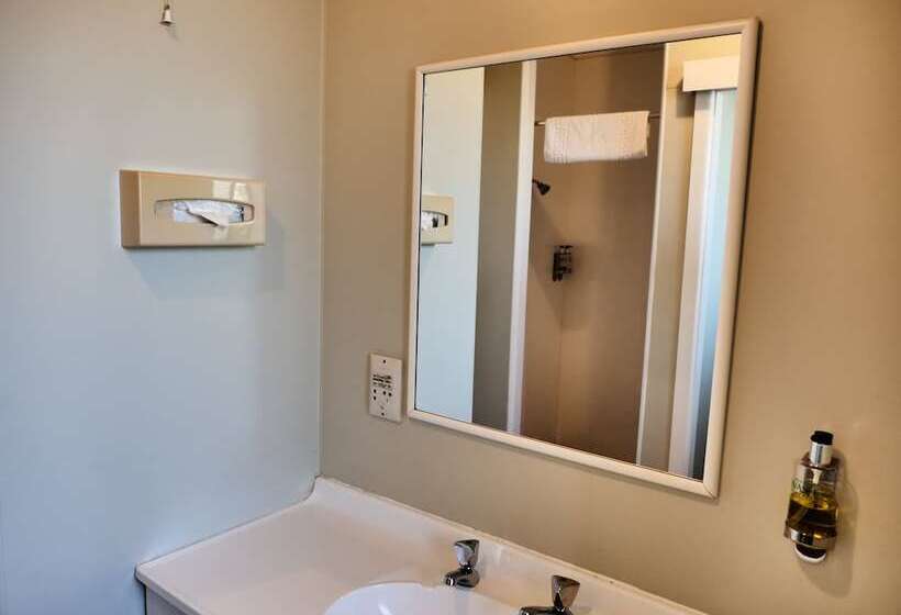 Econo Lodge Canterbury Court Motel