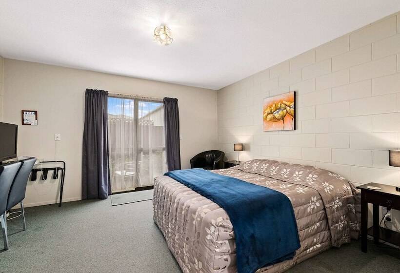 Econo Lodge Canterbury Court Motel