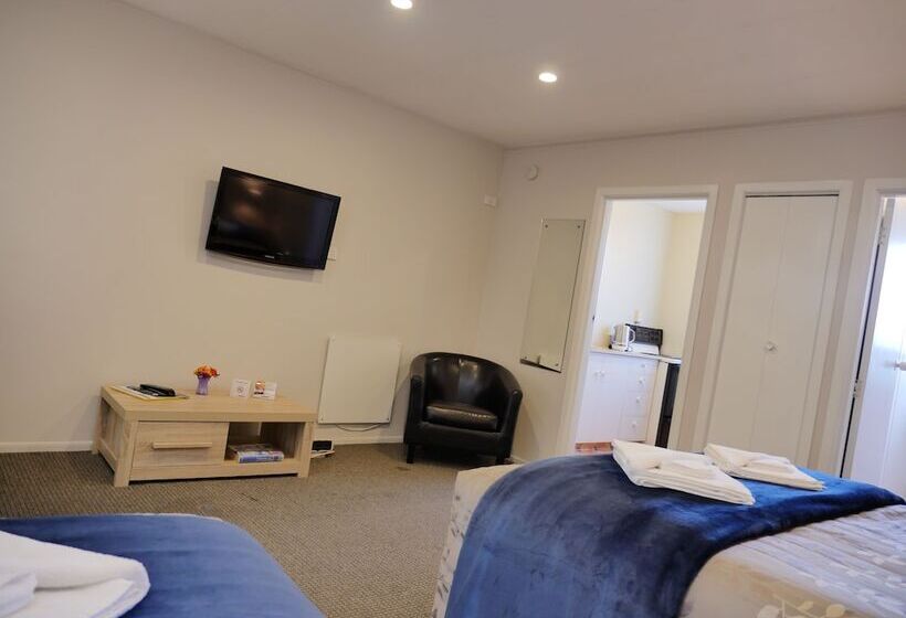 Econo Lodge Canterbury Court Motel