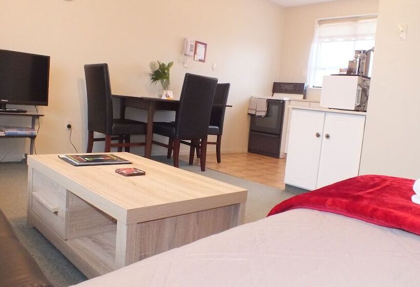 Econo Lodge Canterbury Court Motel