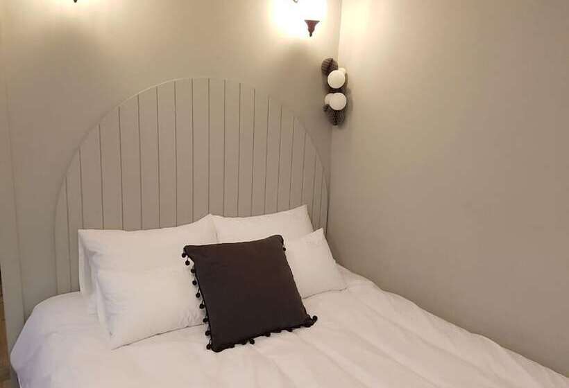 Olive Vanilla Pension