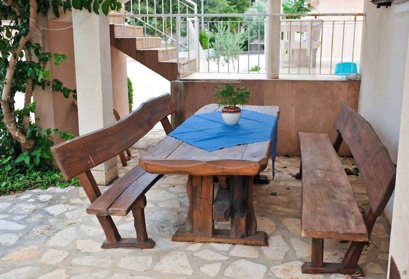 膳宿费 Apartments Cola