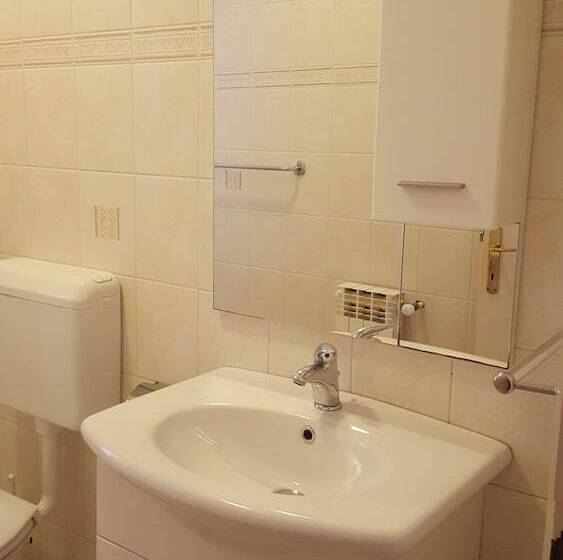 膳宿费 Apartments Cola