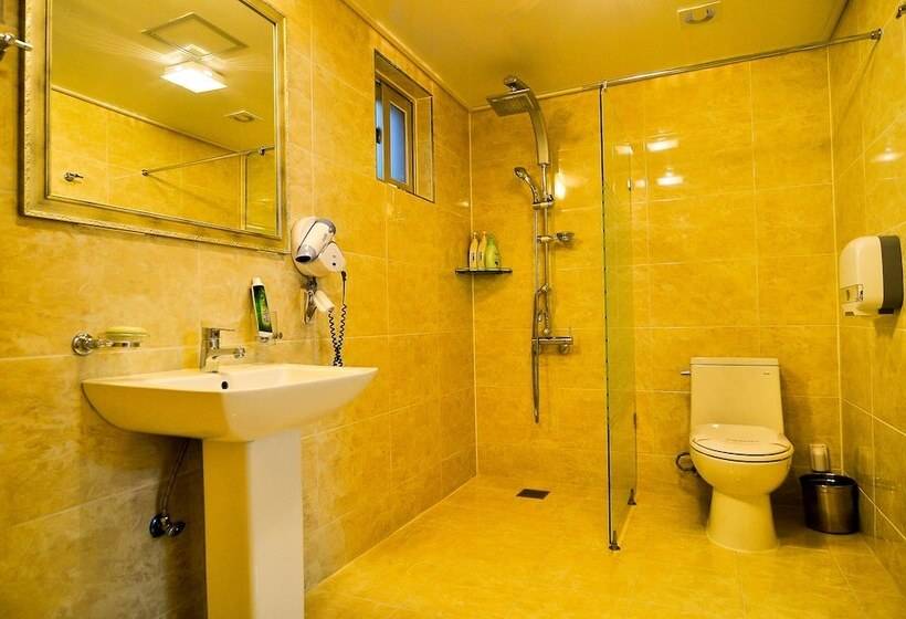 פנסיון Favian Guest House