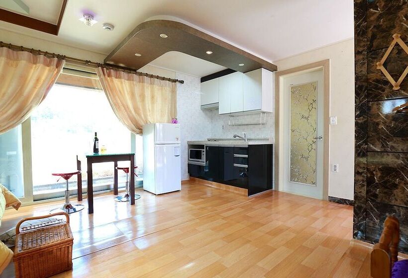 פנסיון Favian Guest House