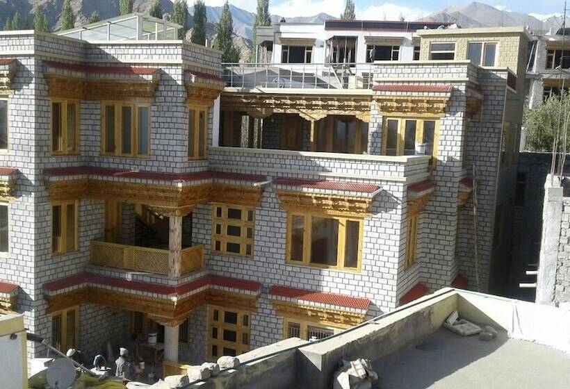 Hotel Nezer Homestay