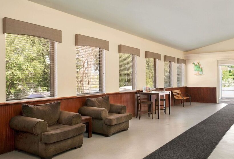 فندق Travelodge By Wyndham Guernsey