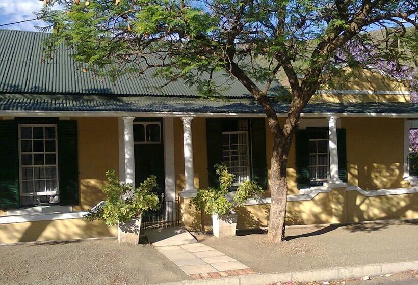 פנסיון Trackers Inn