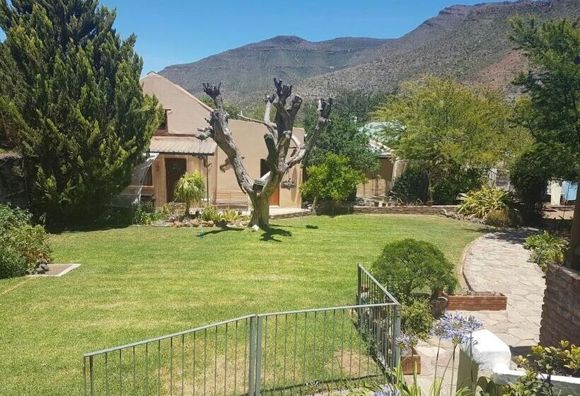 פנסיון Trackers Inn