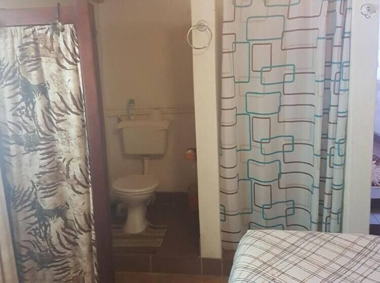 פנסיון Trackers Inn