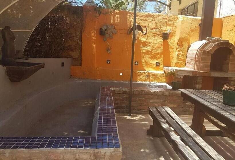 פנסיון Trackers Inn
