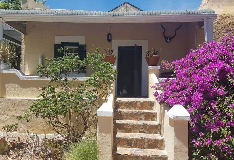 פנסיון Trackers Inn