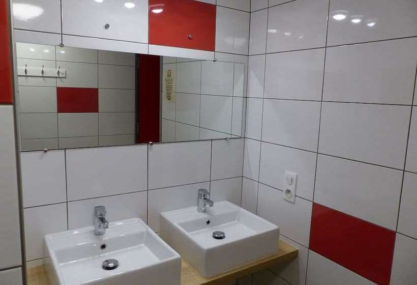 הוסטל Gite Makila