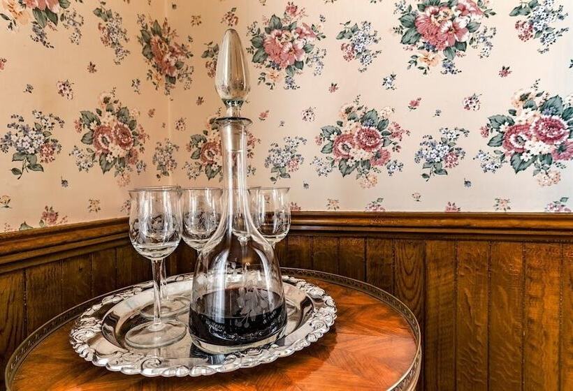 مبيت وإفطار The Swan House