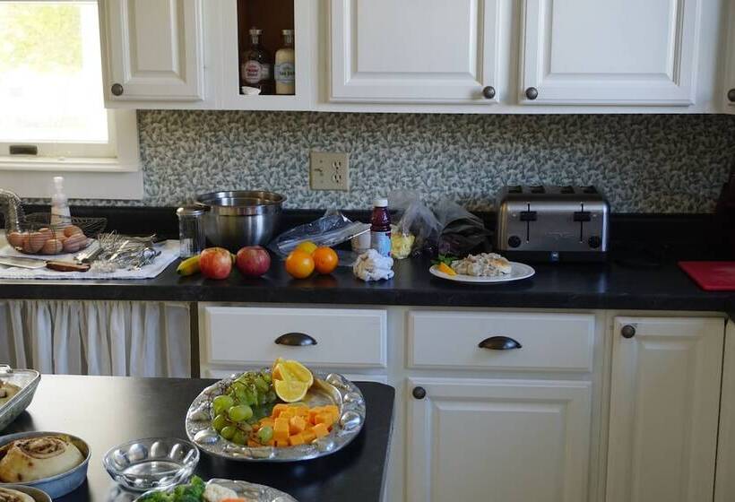 مبيت وإفطار The Swan House