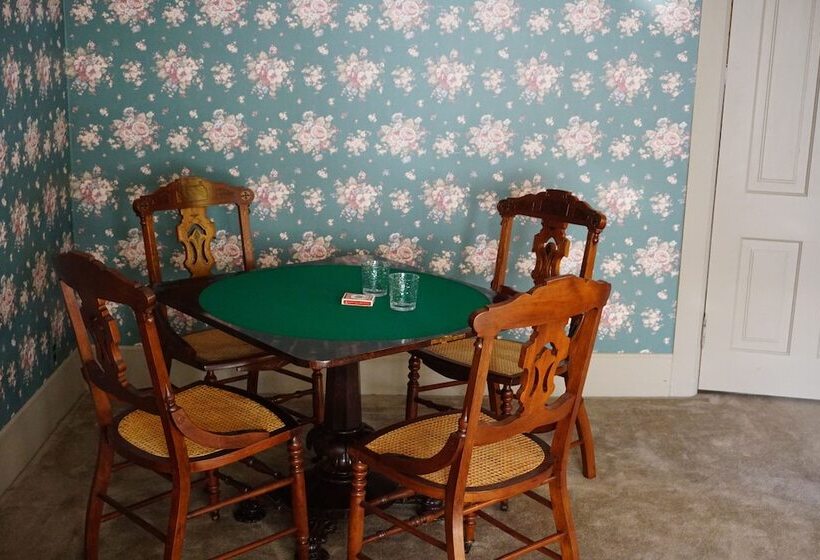 مبيت وإفطار The Swan House