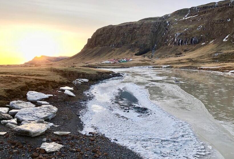 پانسیون Guesthouse Skálafell