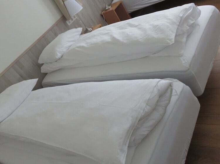 پانسیون Guesthouse Stöng And Cottages