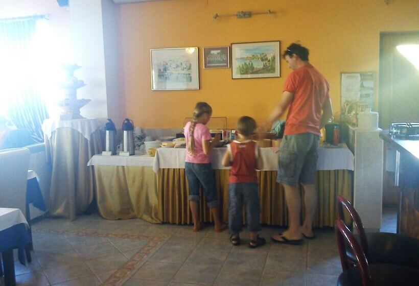 פנסיון Pansion Laguna