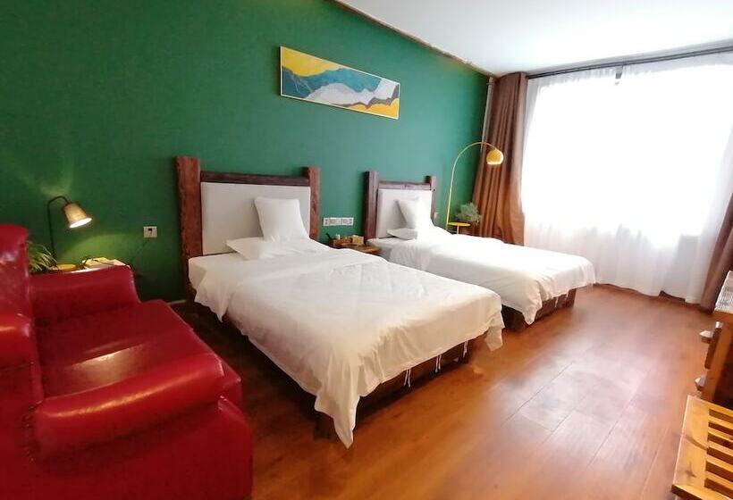 بنسيون 张家界天门山伴田居民宿