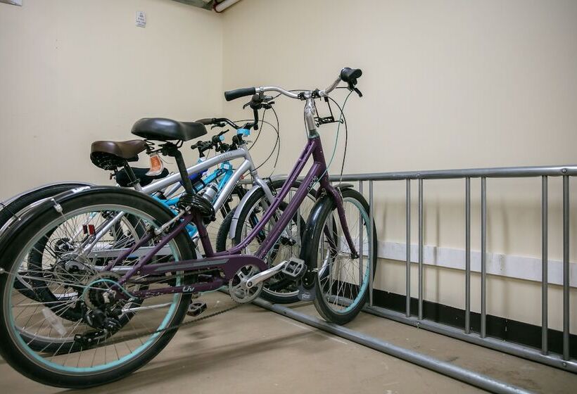 Отель Bicycle Street Inn And Suites