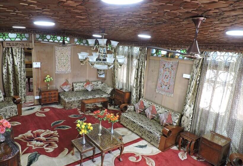 בית מלון כפרי Appollo Eleven Group Of Houseboats