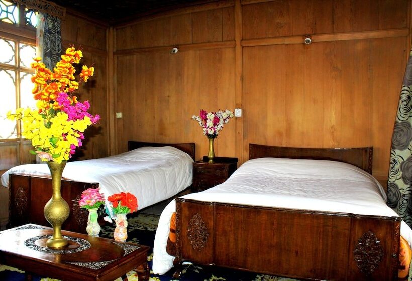 בית מלון כפרי Appollo Eleven Group Of Houseboats