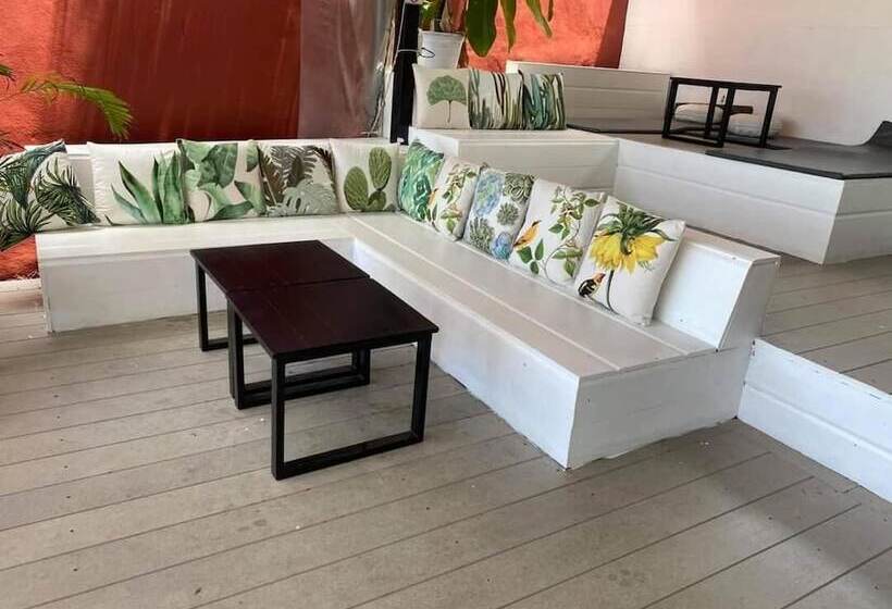 Chill Inn Lamai Hostel & Beach Cafe