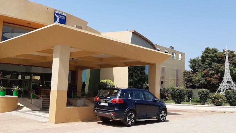 Отель Seven Sky Clarks Exotica