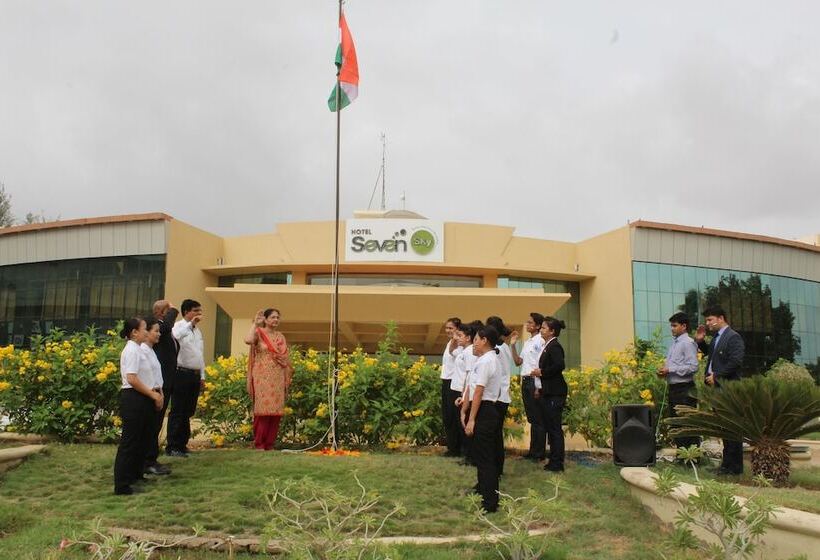 Отель Seven Sky Clarks Exotica