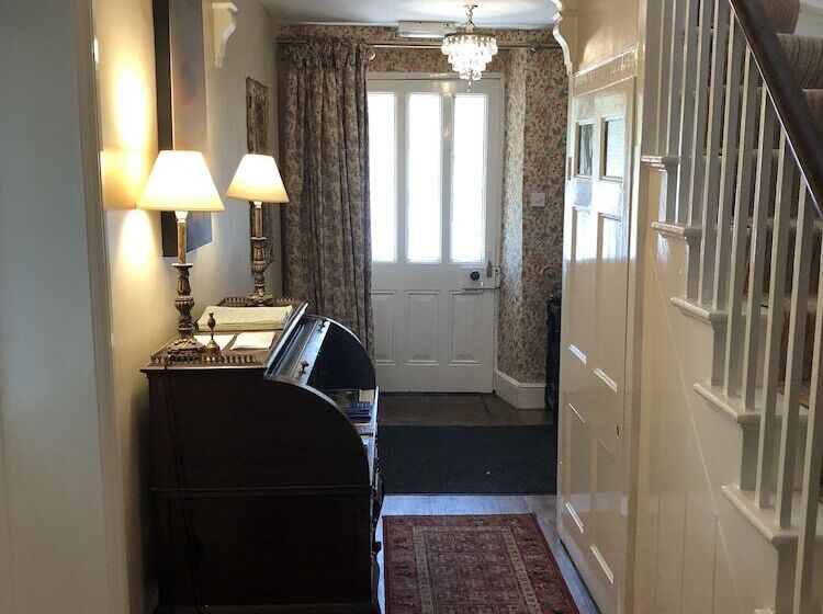 بنسيون Carrick's At Castle Farm