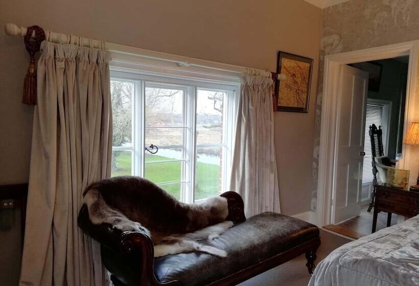 بنسيون Carrick's At Castle Farm