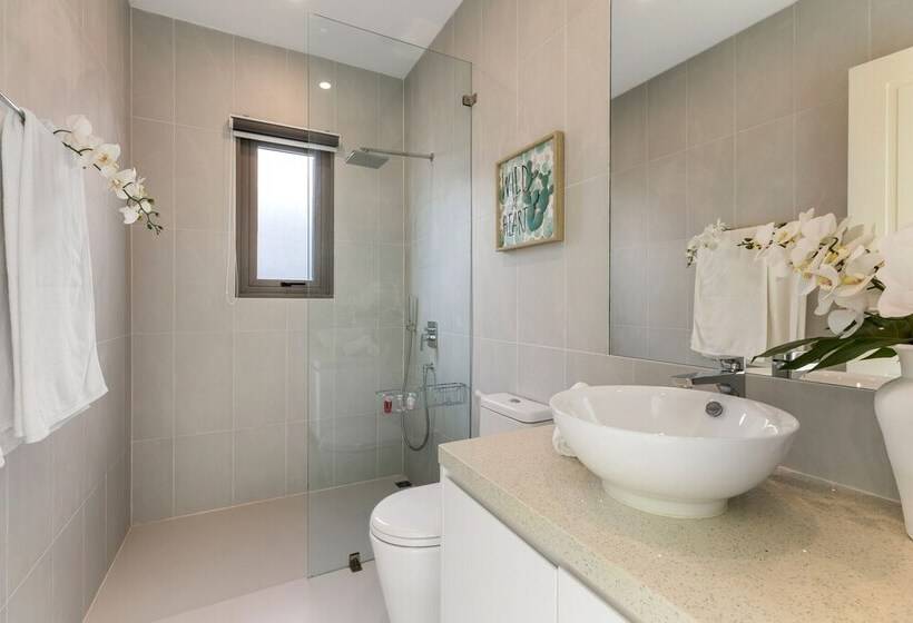 Villa White Orchid