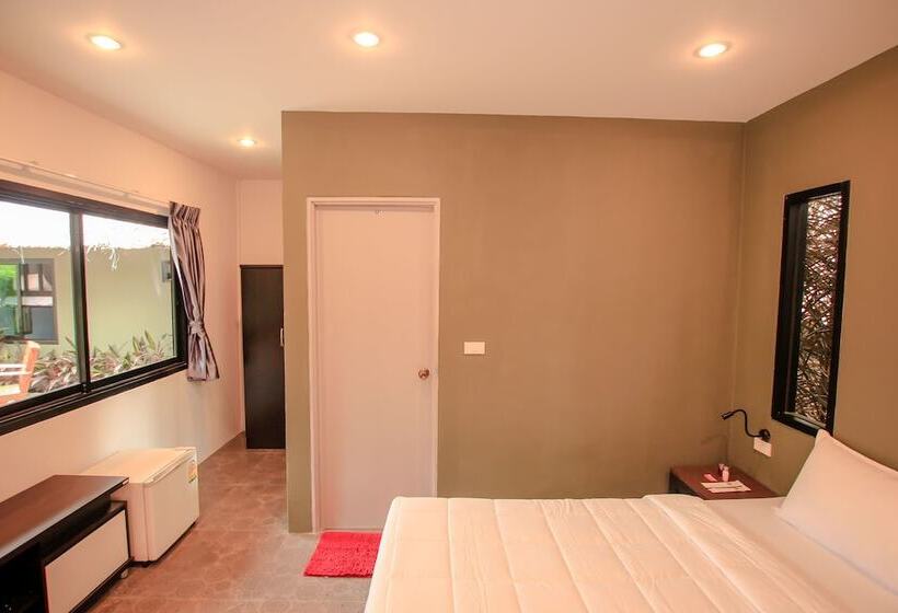 Bandon Beach Bar & Hostel   Adults Only