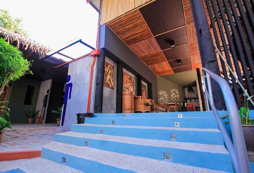 Bandon Beach Bar & Hostel   Adults Only