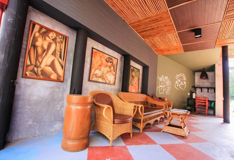 Bandon Beach Bar & Hostel   Adults Only