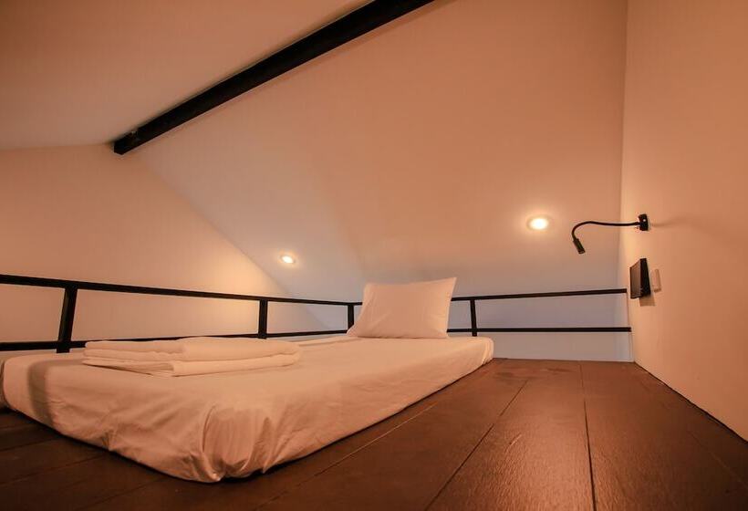 Bandon Beach Bar & Hostel   Adults Only