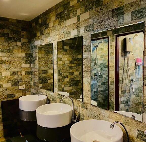 Popeyes Hostel Patong