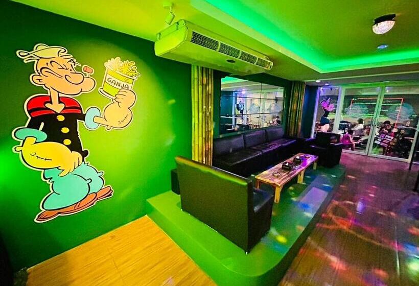 Popeyes Hostel Patong