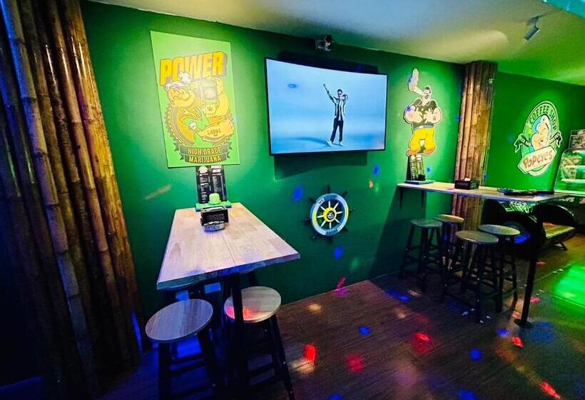 Popeyes Hostel Patong