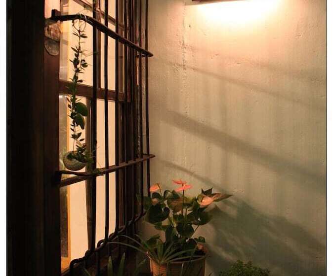 تختخواب و صبحانه Antsu