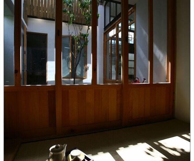 تختخواب و صبحانه Antsu