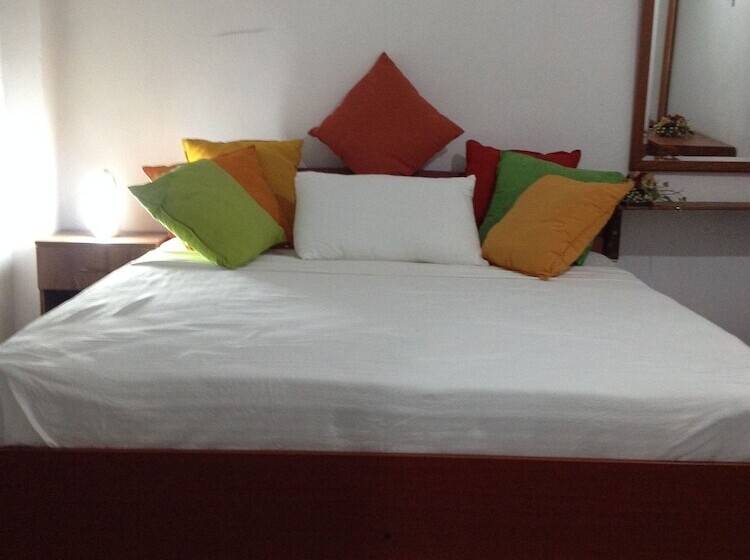 בית מלון כפרי Cinnamon Airport Residencies