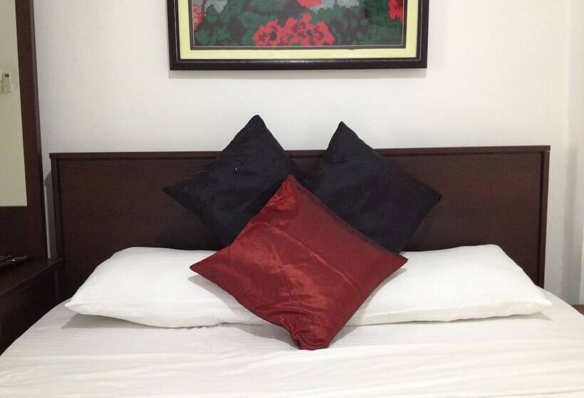 בית מלון כפרי Cinnamon Airport Residencies