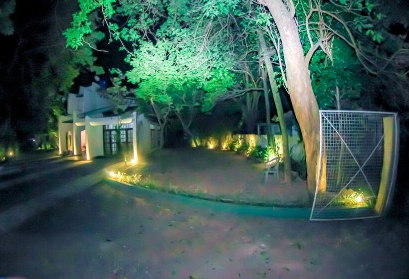 בית מלון כפרי Cinnamon Airport Residencies