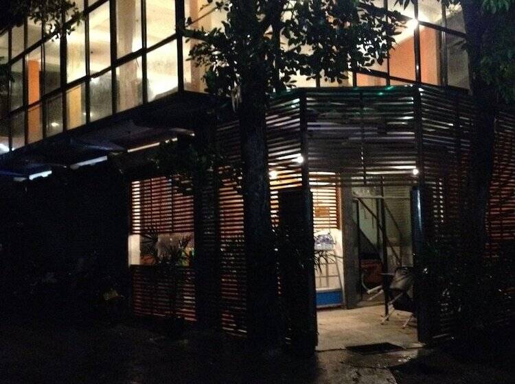 בית מלון כפרי Cinnamon Airport Residencies