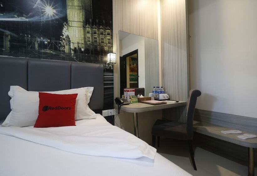 Отель Reddoorz Plus @ Tanjung Uncang Batam