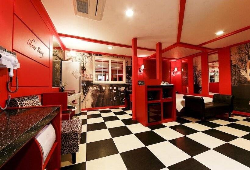 בית מלון כפרי Show