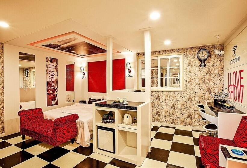 בית מלון כפרי Show