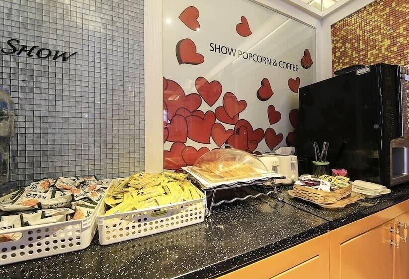 בית מלון כפרי Show